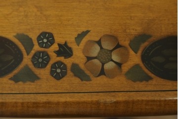 アメリカヴィンテージ　希少な廃版品　アメリカ高級家具　Ethan Allen(イーセン・アーレン)　花のデザインが魅力のバタフライサービスワゴン　(R-080353)