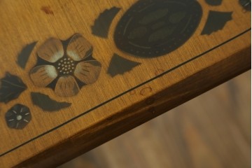 アメリカヴィンテージ　希少な廃版品　アメリカ高級家具　Ethan Allen(イーセン・アーレン)　花のデザインが魅力のバタフライサービスワゴン　(R-080353)