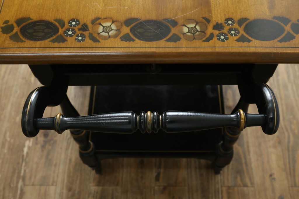 アメリカヴィンテージ　希少な廃版品　アメリカ高級家具　Ethan Allen(イーセン・アーレン)　花のデザインが魅力のバタフライサービスワゴン　(R-080353)