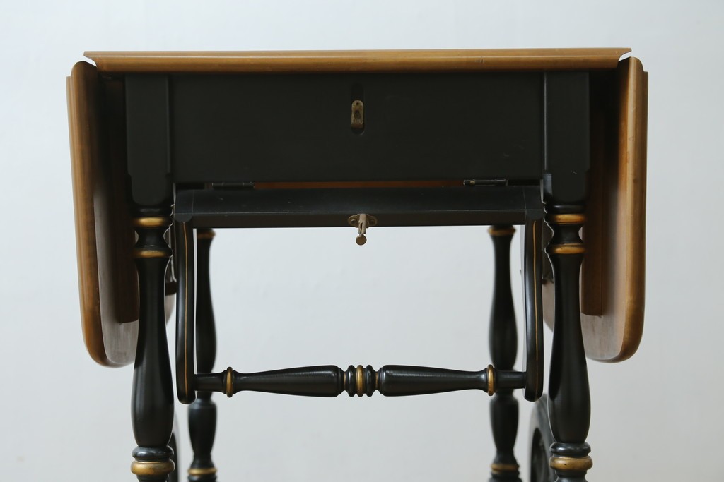 アメリカヴィンテージ　希少な廃版品　アメリカ高級家具　Ethan Allen(イーセン・アーレン)　花のデザインが魅力のバタフライサービスワゴン　(R-080353)