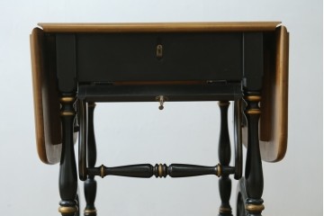 アメリカヴィンテージ　希少な廃版品　アメリカ高級家具　Ethan Allen(イーセン・アーレン)　花のデザインが魅力のバタフライサービスワゴン　(R-080353)