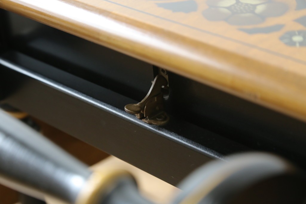 アメリカヴィンテージ　希少な廃版品　アメリカ高級家具　Ethan Allen(イーセン・アーレン)　花のデザインが魅力のバタフライサービスワゴン　(R-080353)