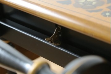 アメリカヴィンテージ　希少な廃版品　アメリカ高級家具　Ethan Allen(イーセン・アーレン)　花のデザインが魅力のバタフライサービスワゴン　(R-080353)