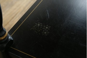 アメリカヴィンテージ　希少な廃版品　アメリカ高級家具　Ethan Allen(イーセン・アーレン)　花のデザインが魅力のバタフライサービスワゴン　(R-080353)