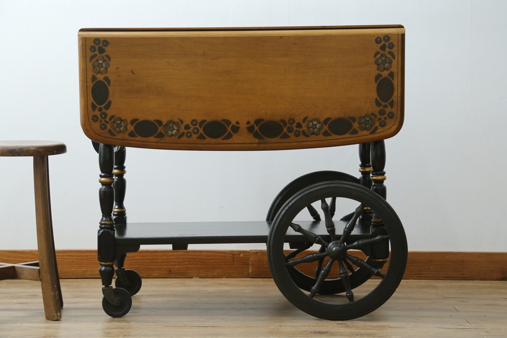 アメリカヴィンテージ　希少な廃版品　アメリカ高級家具　Ethan Allen(イーセン・アーレン)　花のデザインが魅力のバタフライサービスワゴン　(R-080353)