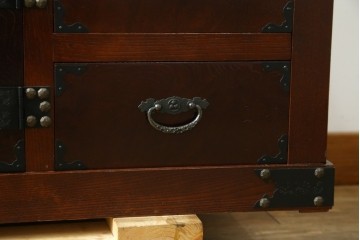 中古　美品!!　民芸箪笥　和を感じる渋い佇まいが魅力的なローボード　(R-080360)
