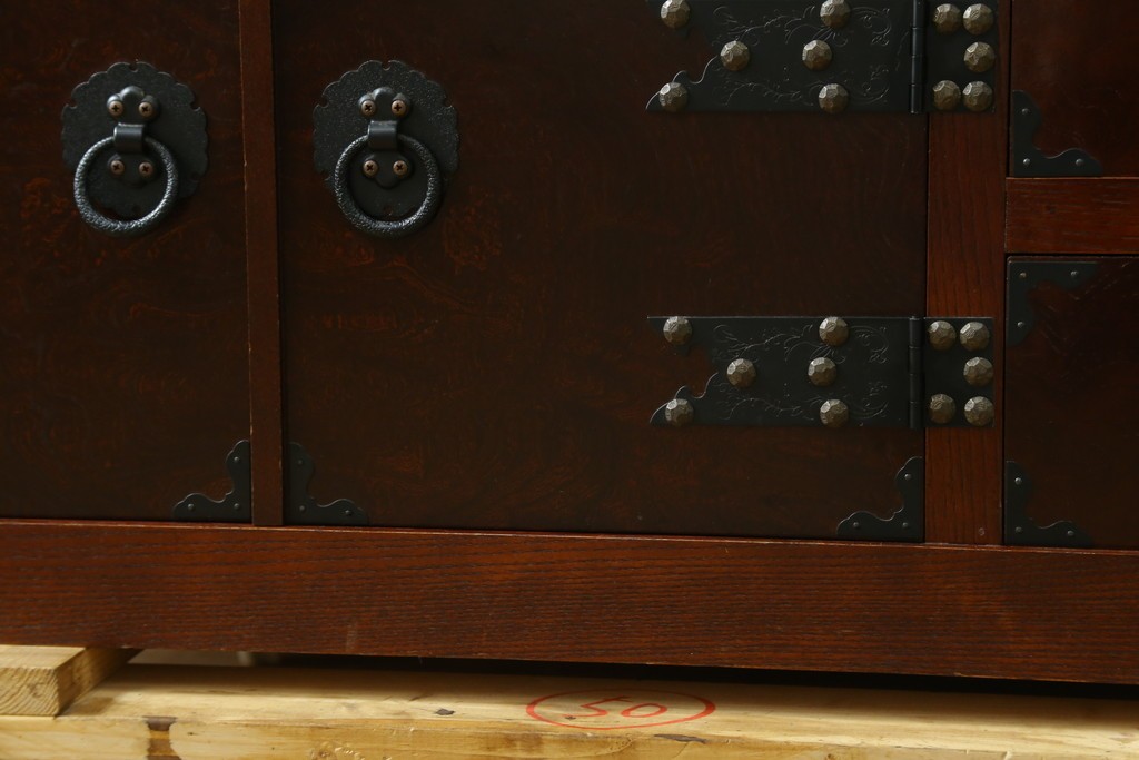 中古　美品!!　民芸箪笥　和を感じる渋い佇まいが魅力的なローボード　(R-080360)