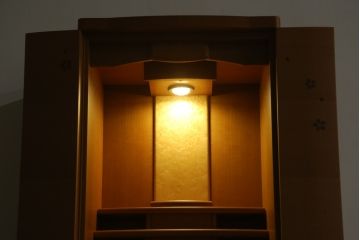 中古　未使用展示品　桜模様と明るい色合いが軽やかな雰囲気を醸し出す照明付きのモダン仏壇(床置き仏壇、家具調仏壇、祭壇、戸棚、収納棚)(定価約40万円)(R-080361)