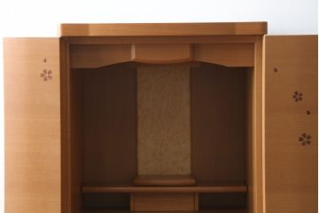 中古　未使用展示品　桜模様と明るい色合いが軽やかな雰囲気を醸し出す照明付きのモダン仏壇(床置き仏壇、家具調仏壇、祭壇、戸棚、収納棚)(定価約40万円)(R-080361)