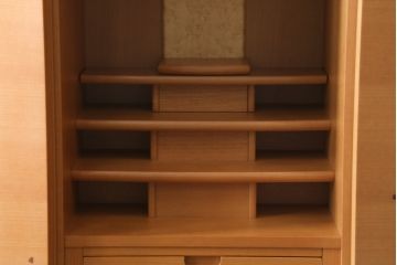 中古　未使用展示品　桜模様と明るい色合いが軽やかな雰囲気を醸し出す照明付きのモダン仏壇(床置き仏壇、家具調仏壇、祭壇、戸棚、収納棚)(定価約40万円)(R-080361)