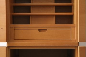 中古　未使用展示品　桜模様と明るい色合いが軽やかな雰囲気を醸し出す照明付きのモダン仏壇(床置き仏壇、家具調仏壇、祭壇、戸棚、収納棚)(定価約40万円)(R-080361)