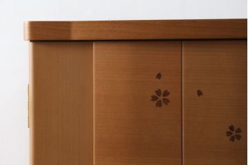 中古　未使用展示品　桜模様と明るい色合いが軽やかな雰囲気を醸し出す照明付きのモダン仏壇(床置き仏壇、家具調仏壇、祭壇、戸棚、収納棚)(定価約40万円)(R-080361)