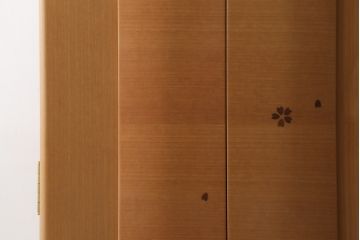 中古　未使用展示品　桜模様と明るい色合いが軽やかな雰囲気を醸し出す照明付きのモダン仏壇(床置き仏壇、家具調仏壇、祭壇、戸棚、収納棚)(定価約40万円)(R-080361)