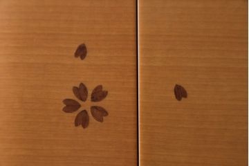 中古　未使用展示品　桜模様と明るい色合いが軽やかな雰囲気を醸し出す照明付きのモダン仏壇(床置き仏壇、家具調仏壇、祭壇、戸棚、収納棚)(定価約40万円)(R-080361)