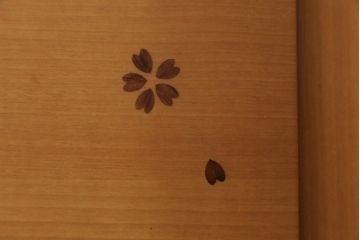中古　未使用展示品　桜模様と明るい色合いが軽やかな雰囲気を醸し出す照明付きのモダン仏壇(床置き仏壇、家具調仏壇、祭壇、戸棚、収納棚)(定価約40万円)(R-080361)
