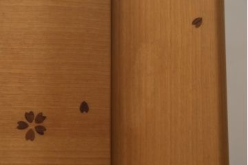 中古　未使用展示品　桜模様と明るい色合いが軽やかな雰囲気を醸し出す照明付きのモダン仏壇(床置き仏壇、家具調仏壇、祭壇、戸棚、収納棚)(定価約40万円)(R-080361)