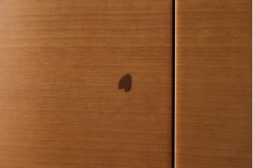 中古　未使用展示品　桜模様と明るい色合いが軽やかな雰囲気を醸し出す照明付きのモダン仏壇(床置き仏壇、家具調仏壇、祭壇、戸棚、収納棚)(定価約40万円)(R-080361)