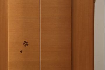 中古　未使用展示品　桜模様と明るい色合いが軽やかな雰囲気を醸し出す照明付きのモダン仏壇(床置き仏壇、家具調仏壇、祭壇、戸棚、収納棚)(定価約40万円)(R-080361)