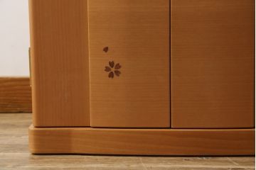 中古　未使用展示品　桜模様と明るい色合いが軽やかな雰囲気を醸し出す照明付きのモダン仏壇(床置き仏壇、家具調仏壇、祭壇、戸棚、収納棚)(定価約40万円)(R-080361)