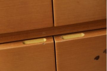 中古　未使用展示品　桜模様と明るい色合いが軽やかな雰囲気を醸し出す照明付きのモダン仏壇(床置き仏壇、家具調仏壇、祭壇、戸棚、収納棚)(定価約40万円)(R-080361)