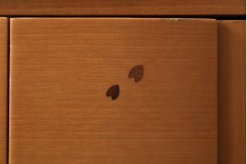 中古　未使用展示品　桜模様と明るい色合いが軽やかな雰囲気を醸し出す照明付きのモダン仏壇(床置き仏壇、家具調仏壇、祭壇、戸棚、収納棚)(定価約40万円)(R-080361)