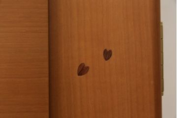 中古　未使用展示品　桜模様と明るい色合いが軽やかな雰囲気を醸し出す照明付きのモダン仏壇(床置き仏壇、家具調仏壇、祭壇、戸棚、収納棚)(定価約40万円)(R-080361)