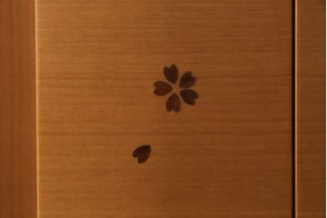 中古　未使用展示品　桜模様と明るい色合いが軽やかな雰囲気を醸し出す照明付きのモダン仏壇(床置き仏壇、家具調仏壇、祭壇、戸棚、収納棚)(定価約40万円)(R-080361)