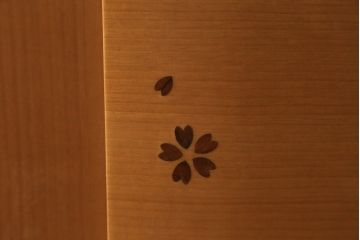 中古　未使用展示品　桜模様と明るい色合いが軽やかな雰囲気を醸し出す照明付きのモダン仏壇(床置き仏壇、家具調仏壇、祭壇、戸棚、収納棚)(定価約40万円)(R-080361)