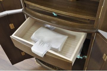 中古　未使用展示品　タモ材　落ち着いた色味とシンプルなデザインがお部屋に馴染みやすいモダン仏壇(床置き仏壇、家具調仏壇、祭壇、戸棚、収納棚)(定価約45万円)(R-080362)