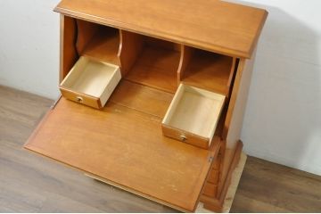 中古　横浜クラシック家具　ダニエル(Daniel)　アーリーアメリカン　A-304P　気品漂うライティングビューロー(簿記机、ワークデスク、在宅用、在宅ワーク用、サイドチェスト、引き出し)(定価約53万4千円)(R-080364)