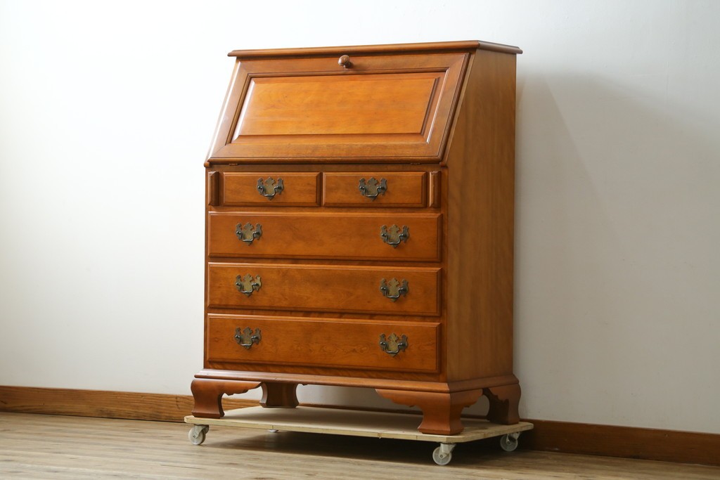 中古　横浜クラシック家具　ダニエル(Daniel)　アーリーアメリカン　A-304P　気品漂うライティングビューロー　定価約53万4千円　(R-080364)