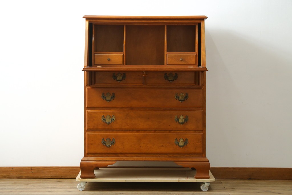 中古　横浜クラシック家具　ダニエル(Daniel)　アーリーアメリカン　A-304P　気品漂うライティングビューロー　定価約53万4千円　(R-080364)