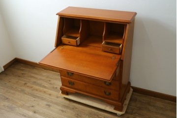 中古　横浜クラシック家具　ダニエル(Daniel)　アーリーアメリカン　A-304P　気品漂うライティングビューロー　定価約53万4千円　(R-080364)
