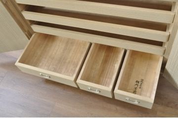 中古　伝統工芸士　頓所芳男作　脚(台輪)付きリメイク　繊細なデザインの金具が魅力的な加茂桐箪笥(胴厚、総桐たんす、和たんす、着物箪笥、衣装箪笥)(R-080365)