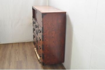 和製ビンテージ　岩谷堂　脚(台輪)付きリメイク　重厚感ある金具と力強い木目が魅力的なキャビネット(収納箪笥、戸棚、引き出し、サイドキャビネット、サイドボード)(R-080368)