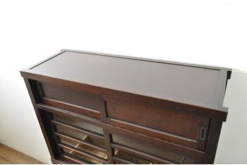 中古　美品　落ち着いた色合いが大人な雰囲気を醸し出す二段重ね水屋箪笥(食器棚、キャビネット、茶箪笥、収納棚、戸棚、バラ売り可能)(R-080370)