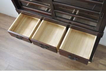 中古　美品　落ち着いた色合いが大人な雰囲気を醸し出す二段重ね水屋箪笥(食器棚、キャビネット、茶箪笥、収納棚、戸棚、バラ売り可能)(R-080370)