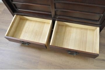 中古　美品　落ち着いた色合いが大人な雰囲気を醸し出す二段重ね水屋箪笥(食器棚、キャビネット、茶箪笥、収納棚、戸棚、バラ売り可能)(R-080370)