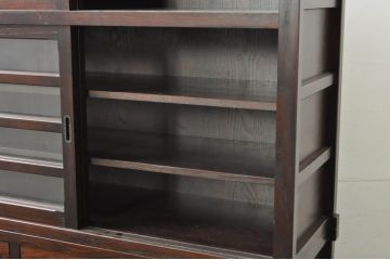 中古　美品　落ち着いた色合いが大人な雰囲気を醸し出す二段重ね水屋箪笥(食器棚、キャビネット、茶箪笥、収納棚、戸棚、バラ売り可能)(R-080370)