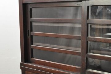 中古　美品　落ち着いた色合いが大人な雰囲気を醸し出す二段重ね水屋箪笥(食器棚、キャビネット、茶箪笥、収納棚、戸棚、バラ売り可能)(R-080370)