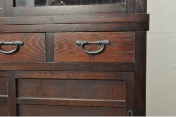 中古　美品　落ち着いた色合いが大人な雰囲気を醸し出す二段重ね水屋箪笥(食器棚、キャビネット、茶箪笥、収納棚、戸棚、バラ売り可能)(R-080370)