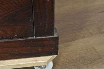中古　美品　落ち着いた色合いが大人な雰囲気を醸し出す二段重ね水屋箪笥(食器棚、キャビネット、茶箪笥、収納棚、戸棚、バラ売り可能)(R-080370)