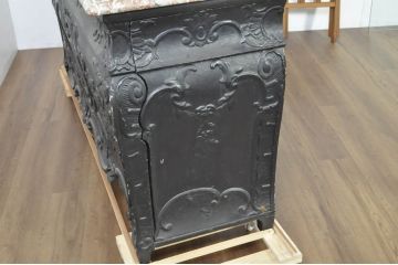 フランスアンティーク　高級品　天板大理石　ペイント仕上げ限定　クラシカルな佇まいの側面収納付きカービングサイドボード(大理石天板、カウンターテーブル、収納棚、戸棚、店舗什器)(R-080373)
