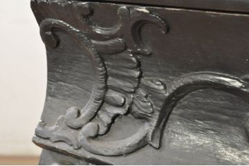 フランスアンティーク　高級品　天板大理石　ペイント仕上げ限定　クラシカルな佇まいの側面収納付きカービングサイドボード(大理石天板、カウンターテーブル、収納棚、戸棚、店舗什器)(R-080373)