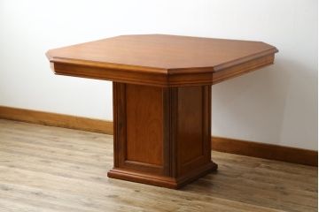 中古　横浜クラシック家具　ダニエル(daniel)　収納棚付き!　クラシカルな佇まいが魅力的な低めサイズのダイニングテーブル(4人掛けダイニングテーブル、収納棚、戸棚)(定価約40万円)(R-080375)