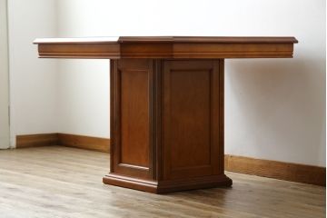 中古　横浜クラシック家具　ダニエル(daniel)　収納棚付き!　クラシカルな佇まいが魅力的な低めサイズのダイニングテーブル(4人掛けダイニングテーブル、収納棚、戸棚)(定価約40万円)(R-080375)
