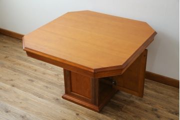 中古　横浜クラシック家具　ダニエル(daniel)　収納棚付き!　クラシカルな佇まいが魅力的な低めサイズのダイニングテーブル(4人掛けダイニングテーブル、収納棚、戸棚)(定価約40万円)(R-080375)