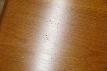 中古　横浜クラシック家具　ダニエル(daniel)　収納棚付き!　クラシカルな佇まいが魅力的な低めサイズのダイニングテーブル(4人掛けダイニングテーブル、収納棚、戸棚)(定価約40万円)(R-080375)