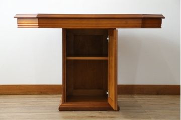 中古　横浜クラシック家具　ダニエル(daniel)　収納棚付き!　クラシカルな佇まいが魅力的な低めサイズのダイニングテーブル(4人掛けダイニングテーブル、収納棚、戸棚)(定価約40万円)(R-080375)