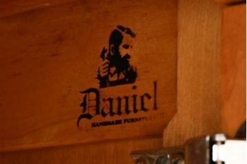 中古　横浜クラシック家具　ダニエル(daniel)　収納棚付き!　クラシカルな佇まいが魅力的な低めサイズのダイニングテーブル(4人掛けダイニングテーブル、収納棚、戸棚)(定価約40万円)(R-080375)